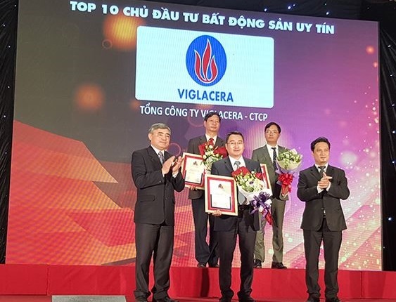Ông Nguyễn Thế Chinh - CTHĐQT Cty CP tư vấn Viglacera vịnh dự nhận giải thưởng